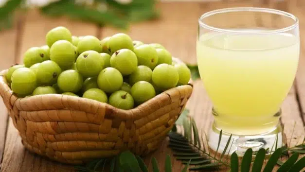 Nước ép từ quả lý gai (quả amla) cung cấp nhiều dưỡng chất giúp nuôi dưỡng tóc, giảm rụng tóc hiệu quả