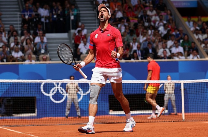 Djokovic mừng điểm thắng, trong trận chung kết đơn nam Olympic 2024, trên sân Philippe Chatrier, Paris hôm 4/8.