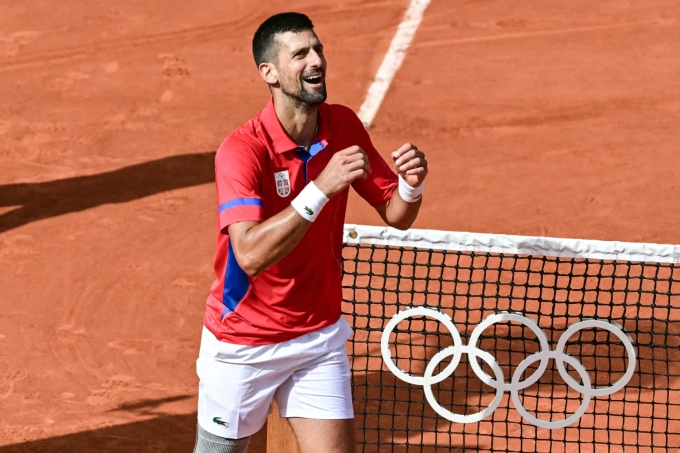 Djokovic ăn mừng sau khi thắng trận chung kết đơn nam Olympic 2024, trên sân Philippe Chatrier, Paris hôm 4/8.