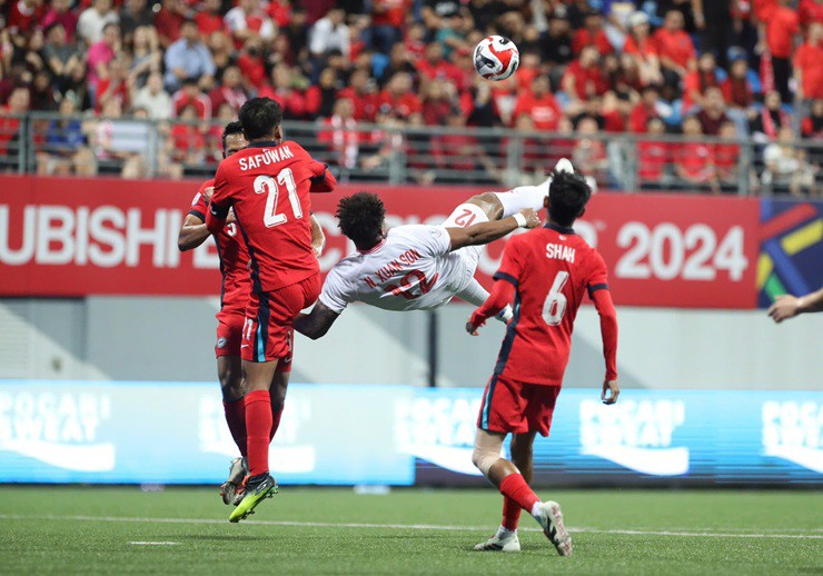 Đội tuyển Việt Nam chiến thắng 2 - 0 trước Singapore